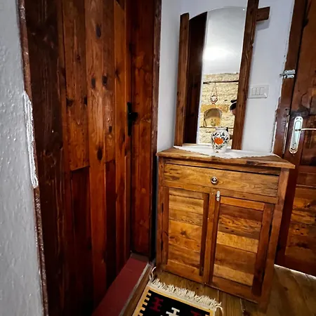 Salaria בית הארחה Gjirokastër